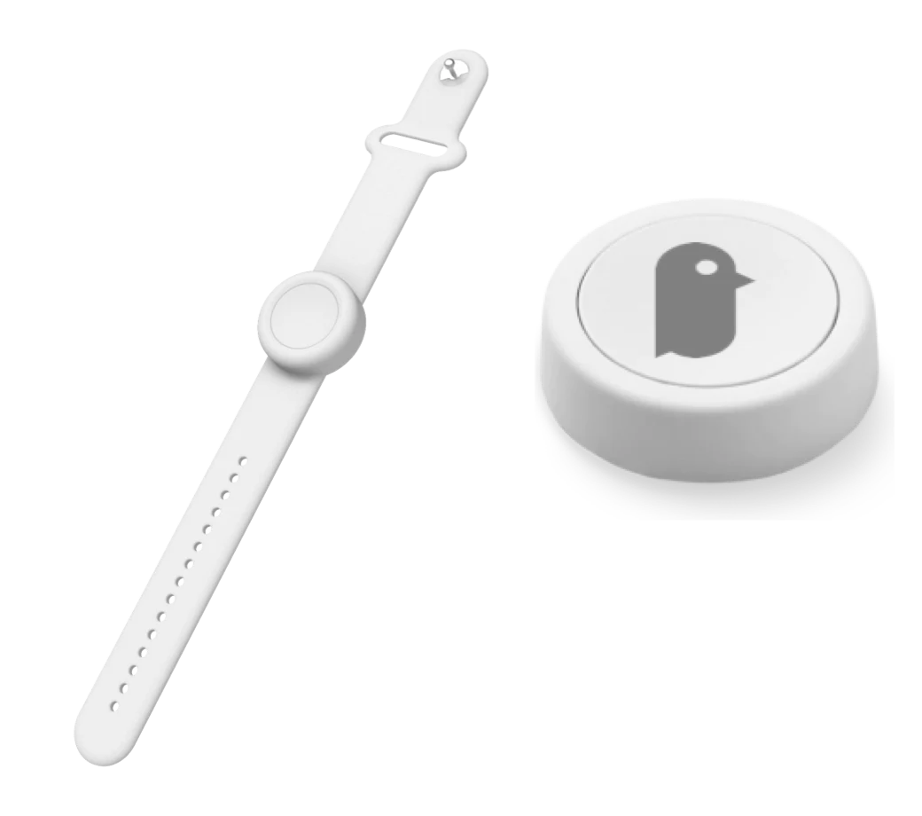 Der Pingu Button neben dem weissen Armband, das in der Mitte einen runden Sitz fuer den Knopf traegt.