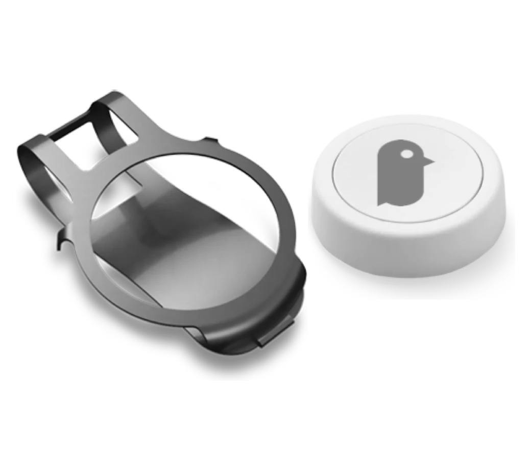 Der Pingu Button neben dem Metal Clip: eine Klammer aus dunklem Metall mit rundem Ring, daneben der weisse Knopf mit dem Pinguin.