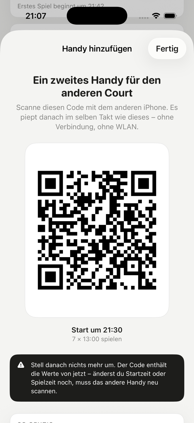The „Handy hinzufügen“ (add a phone) screen: the heading „Ein zweites Handy für den anderen Court“ (a second phone for the other court), a large QR code on a white card, below it „Start um 21:30“ and „7 × 13:00 spielen“, and under that a black warning not to change anything afterwards – otherwise the other phone has to scan again.