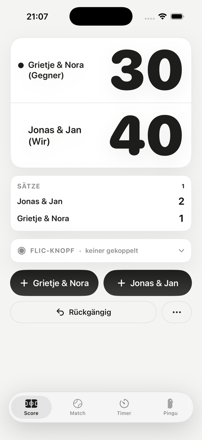 The score tab in portrait on an iPhone: a white card showing „Grietje & Nora (Gegner)“ with 30 above „Jonas & Jan (Wir)“ with 40, below it a card „Sätze“ (sets) at 2–1 in games, a collapsed row „Flic-Knopf · keiner gekoppelt“ (no button paired), two point buttons carrying the team names, and an undo button.
