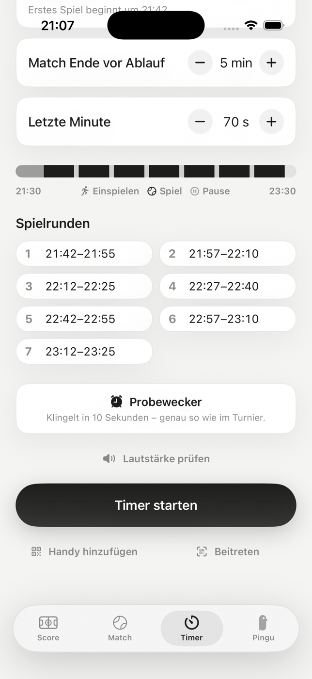 Further down the timer tab: a timeline from 21:30 to 23:30 covering warm-up, games and breaks, below it the seven rounds with times from 21:42 to 23:25, a test-alarm button, a row for checking the volume, the large „Timer starten“ (start timer) button, and below that „Handy hinzufügen“ (add a phone) and „Beitreten“ (join).