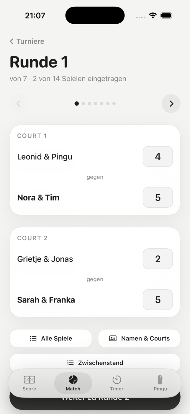 Round 1 of 7 with the note „2 von 14 Spielen eingetragen“ (2 of 14 games entered). Court 1: Leonid and Pingu 4 against Nora and Tim 5. Court 2: Grietje and Jonas 2 against Sarah and Franka 5. The winning pairs are set in bold.